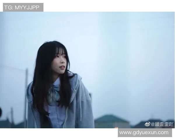 年轻姚明在篮球场上的风采与激情展现了中国篮球的未来与希望